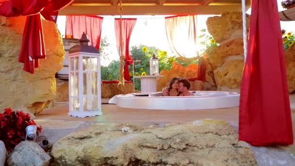 Pareja Enamorada Abrazándose Dentro Jacuzzi Exterior Atardecer Cámara Lenta — Vídeo de stock