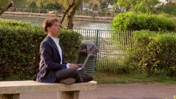 Hombre Parque Frente Lago Trabajando Con Atardecer Cámara Lenta — Vídeos de Stock