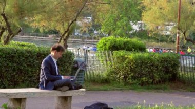 Adam Park önünde göl günbatımı yavaş pc ile çalışma