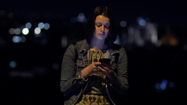 Mujer Triste Llorando Hablando Por Teléfono Por Noche Ciudad — Vídeo de stock
