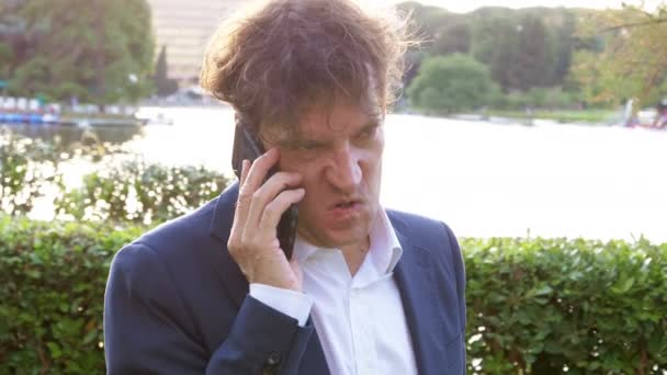 Unglücklicher Geschäftsmann Telefon Ärgert Sich Der Stadt Bei Sonnenuntergang Vor — Stockvideo