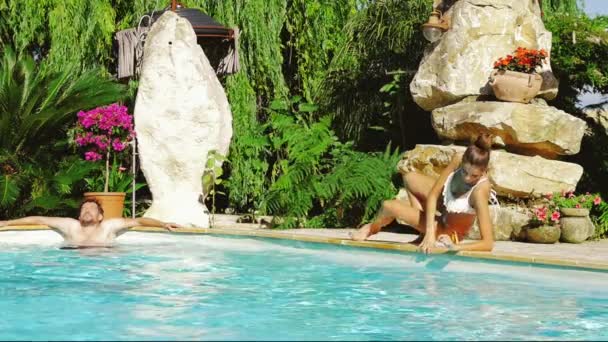 Pareja Tomando Sol Piscina Vacaciones Disfrutando Del Clima Cálido — Vídeos de Stock