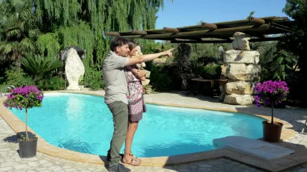 Pareja Feliz Vacaciones Abrazándose Frente Piscina Del Hotel — Vídeos de Stock