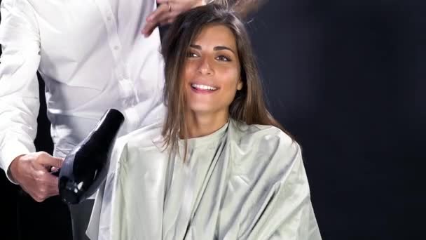 Щаслива Жінка Посміхається Поки Перукар Висушує Довге Волосся Повільний Рух — стокове відео