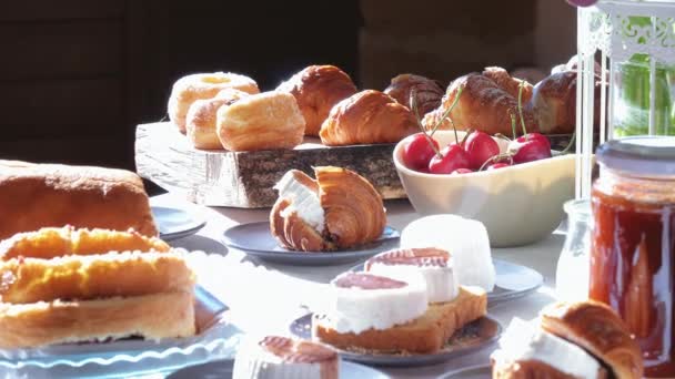 Petit Déjeuner Hôtel Avec Des Croissants Des Fruits Emporter — Video