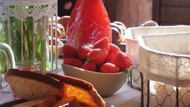 Desayuno Del Hotel Con Fresa Postre — Vídeos de Stock