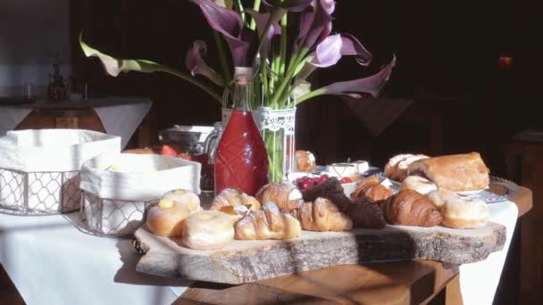 餐桌上的潘 意大利式早餐美味可口 — 图库视频影像