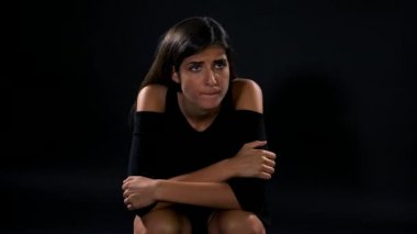 Karanlıktaki kadın geceleri korkar.