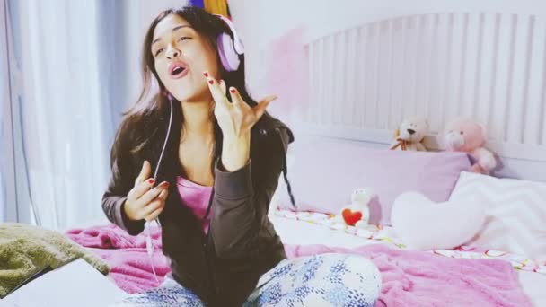 Mutlu Kız Öğrenci Şarkı Söylüyor Dans Ediyor Kulaklıkla Müzik Dinliyor — Stok video