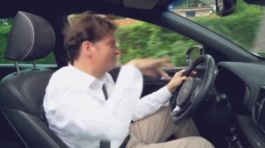 Araba geniş yan atış komik adam dans