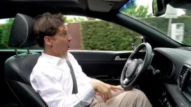 Araba geniş yan atış komik adam dans