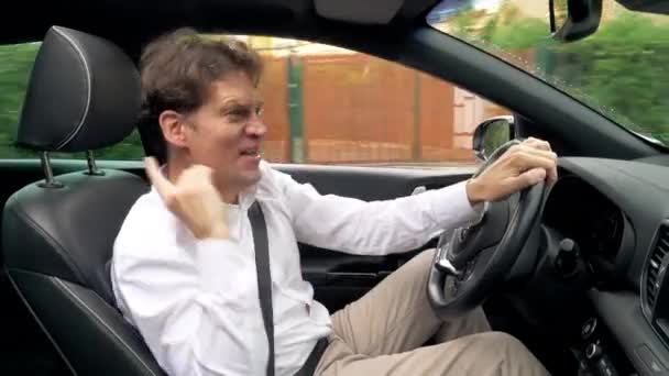Zabawny Człowiek Tańczy Samochodzie Szerokim Boku Strzał — Wideo stockowe
