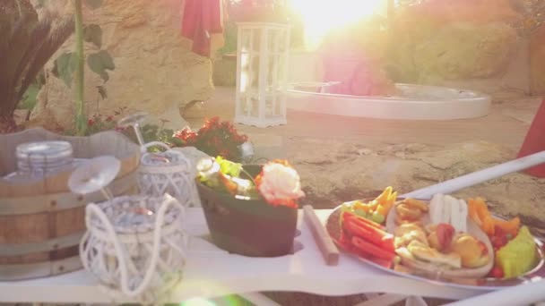 イタリアのリゾートで新婚旅行で幸せな夫婦は 果物や飲み物で外浴を楽しんでいます — ストック動画