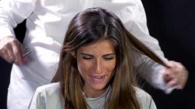 Kuaför stüdyoda kadın model uzun saç kesmeye hazırlanıyor