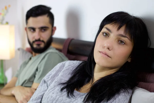 Jovem Casal Conturbado Conceito Ciumento — Fotografia de Stock