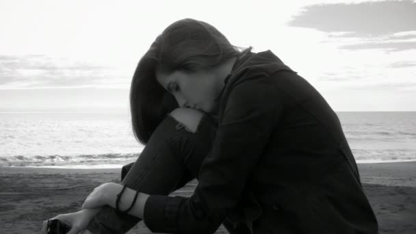 Mujer Sintiéndose Sola Triste Amanecer Frente Océano — Vídeo de stock
