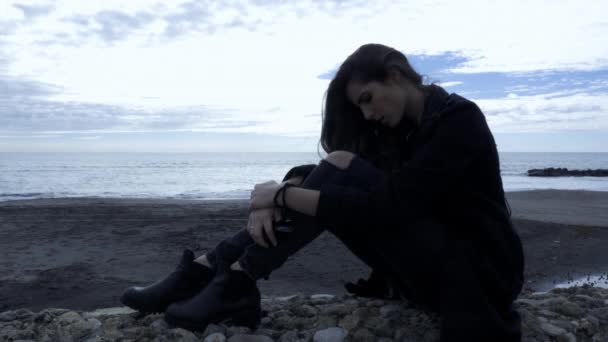 海の前で夜明けに一人で悲しい女性 — ストック動画