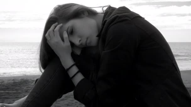 Женщина Чувствует Себя Одинокой Грустной Рассвете Перед Океаном — стоковое видео