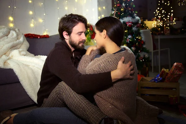 幸福的情侣在爱圣诞节 — 图库照片