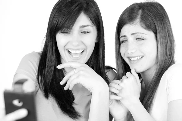 Милые Молодые Женщины Веселятся Смартфоном — стоковое фото
