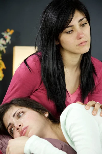 Giovani Donne Che Sentono Tristi Abbracciandosi — Foto Stock