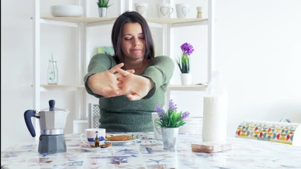 Bella Donna Felice Mattino Seduta Davanti Alla Colazione — Video Stock