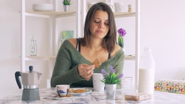 Sabah Kahvaltı Önünde Oturan Güzel Mutlu Kadın — Stok video