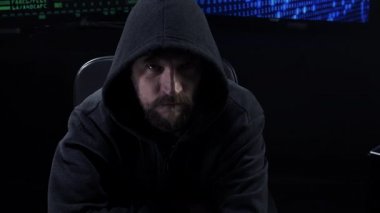 kaput görünümlü kamera ciddi ile serin hacker