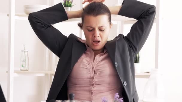 Belle Femme Heureuse Matin Assise Devant Petit Déjeuner — Video