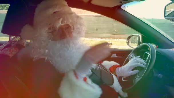 Zbliżenie Szczęśliwy Święty Mikołaj Machając Hello Sign Podczas Jazdy Samochodem — Wideo stockowe