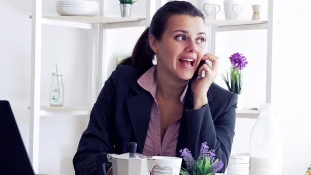 Mujer Feliz Por Mañana Desayunando Hablando Por Teléfono Cerca — Vídeos de Stock