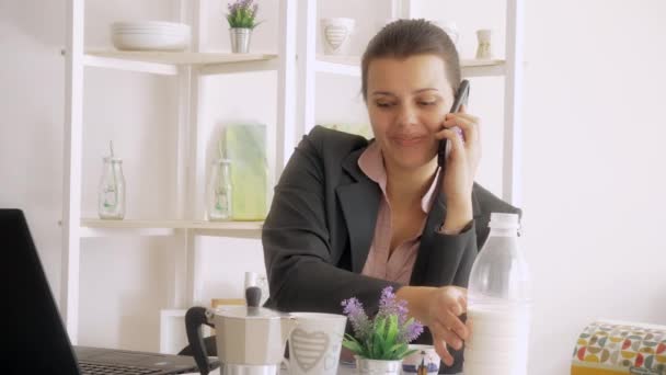 Щаслива Жінка Вранці Сніданок Розмовляє Телефону — стокове відео