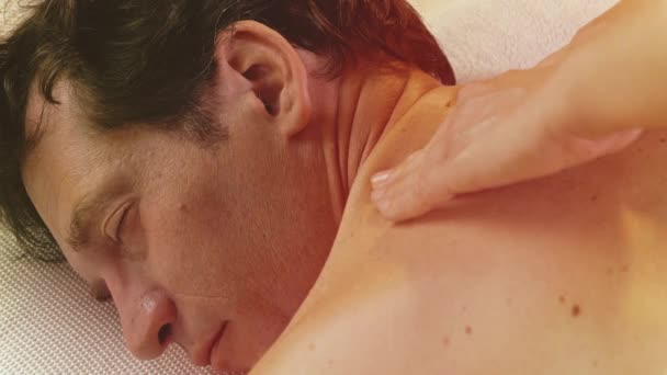 Homme Souriant Profitant Massage Relaxant Dos Spa Avec Des Bougies — Video