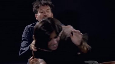 şiddet kocasından kaçan kadın