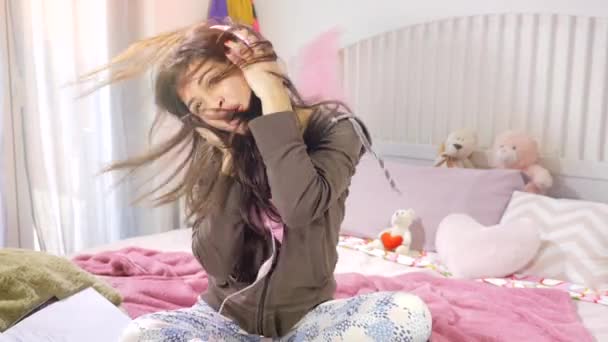 长发的年轻女子在卧室里唱歌跳舞 — 图库视频影像