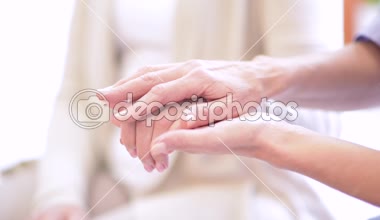 Hemşire kadın kıdemli destekleyen kısmi görünümünü