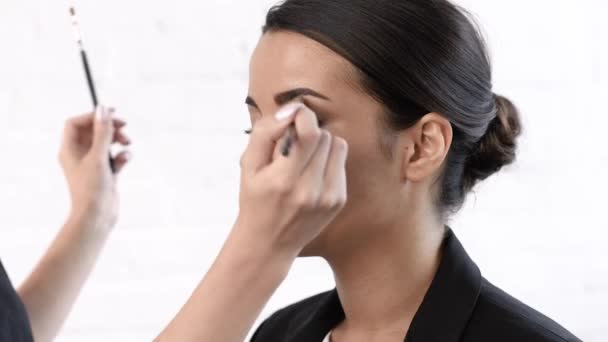 Vista Parcial Joven Empresaria Conseguir Maquillaje Hecho Por Artista Maquillaje — Vídeos de Stock