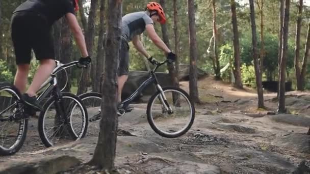 Zkušební Motorkáři Přilby Kolech Borovém Lese — Stock video