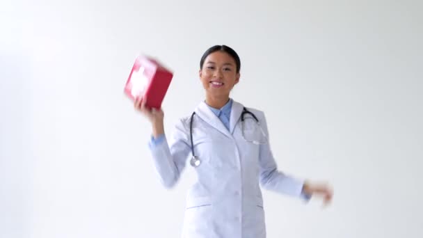 快乐的年轻亚洲医生跳舞与急救套件白色 — 图库视频影像