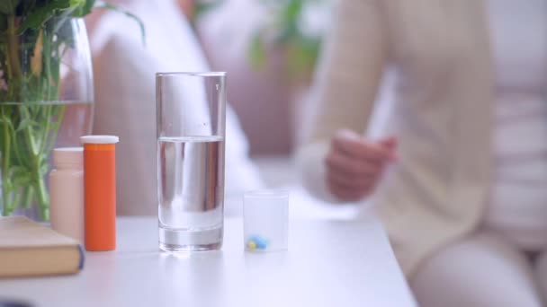 Teilansicht Einer Seniorin Die Ihre Tabletten Vom Nachttisch Plaudert — Stockvideo