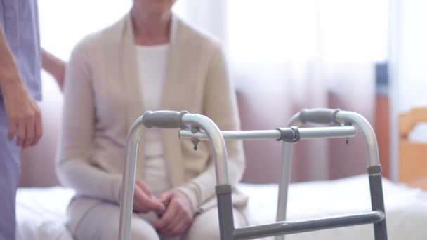 Частичный Вид Медсестры Поддерживающей Пожилую Женщину Встает Кровати Берет Ходьба — стоковое видео