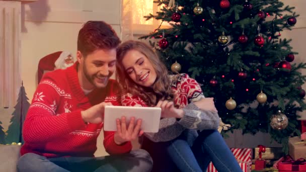 Feliz Joven Pareja Usando Tableta Juntos Navidad — Vídeo de stock