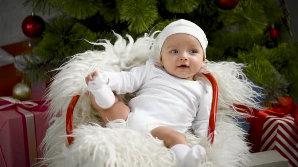 Αξιολάτρευτο Μωρό Χαμογελαστό Κάθεται Καρέκλα Κοντά Στο Χριστουγεννιάτικο Δέντρο Στο — Αρχείο Βίντεο