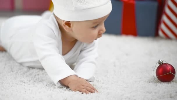 可爱的婴孩爬行到圣诞节玩具在白色地毯在家 圣诞节概念 — 图库视频影像