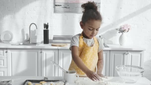 Schattig Afro Amerikaanse Kind Schort Het Weggooien Van Meel Aan — Stockvideo