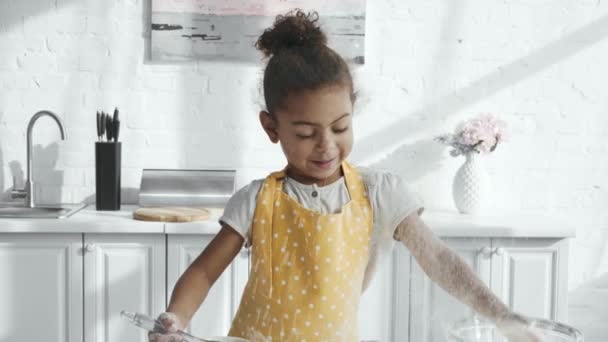 Felice Bambino Afroamericano Grembiule Divertirsi Con Farina Tavolo Cucina — Video Stock