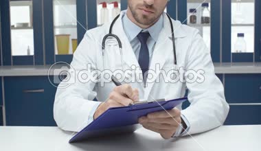 Tanı klinik yazma beyaz ceket erkek doktor görünümünü kırpılmış