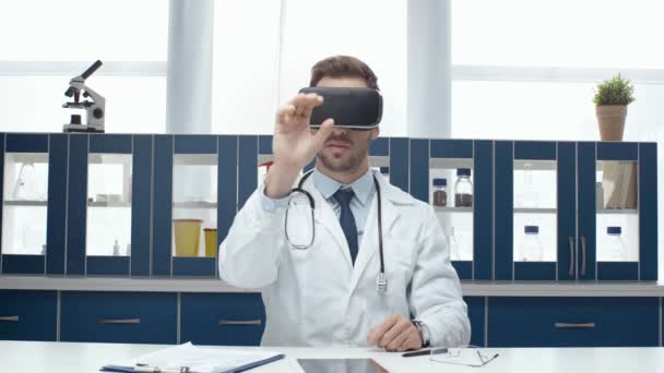 Doctor Masculino Bata Blanca Que Usa Auriculares Experimenta Realidad Virtual — Vídeo de stock