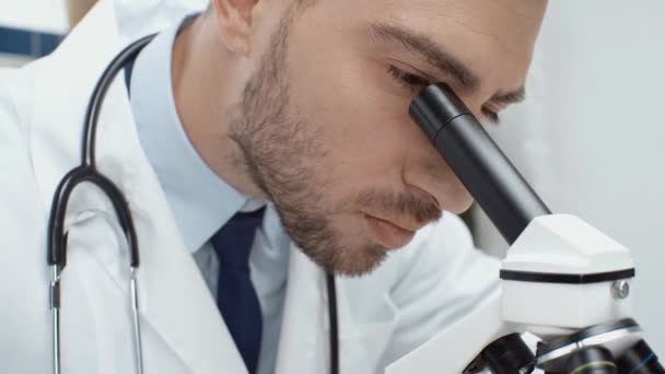 Científico Masculino Concentrado Mirando Través Del Microscopio Laboratorio — Vídeo de stock