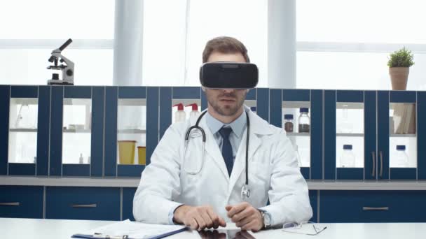 Doctor Masculino Bata Blanca Que Usa Auriculares Experimenta Realidad Virtual — Vídeo de stock